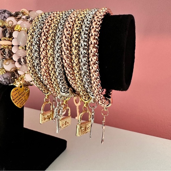 NWOT-3PC TRI-GOLD STACKABLE/ELASTIC BANGLES - Picture 2 of 6